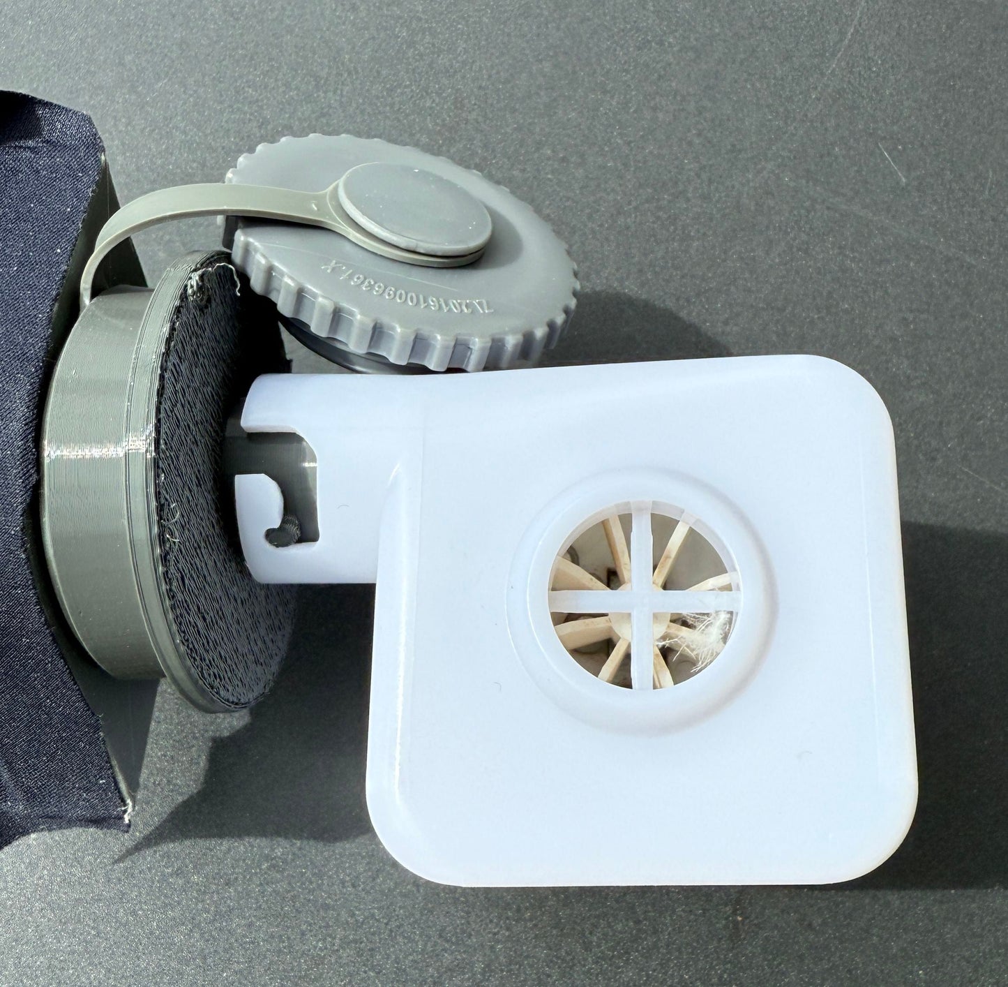 3D-Druckfile zum Gratis Runterladen: Adapter für Ventile mit 45mm Aussendurchmesser z.B. von KLYMIT, VANGO, REI, ZEMPIRE, ALPS, DOMETIC, COLEMAN, BLACK WOLF, DARCHE, OZTRAIL, QUEST OUTDOORS angesteckt an EXPED Elektro-Pumpen mit Karabinergewinde